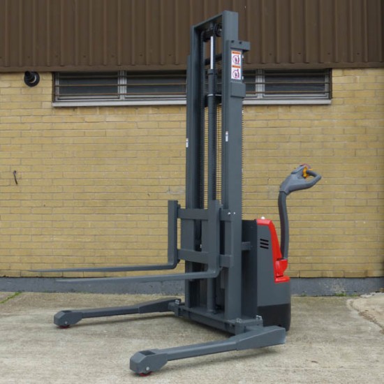 Self Propelled Straddle Stacker LESS10