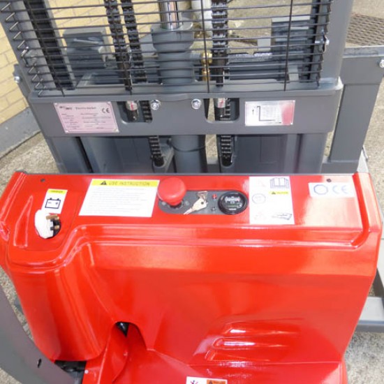 Self Propelled Straddle Stacker LESS10